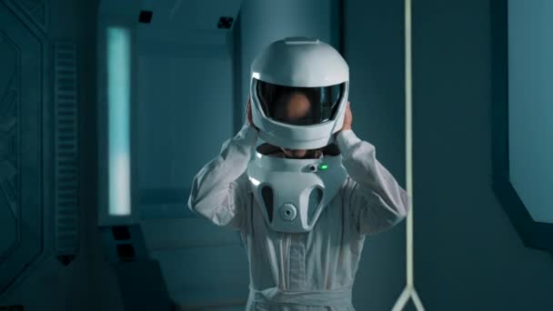 Uma Astronauta Retira Capacete Interior Uma Nave Espacial Retrato Uma — Vídeo de Stock