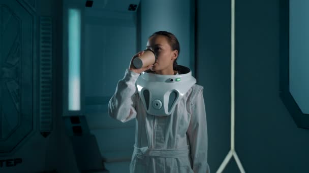 Uzay Gemisinde Kahve Içen Bir Turist Kız Astronot Kıyafetiyle Uzay — Stok video