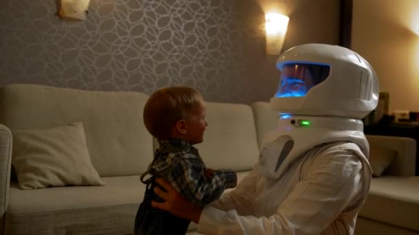 Egy Űrhajós Jelmezes Apa Táncol Kisfiával Gyermek Jövőbeli Foglalkozásának Fogalma — Stock videók