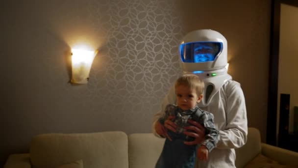 Astronaut Danst Met Zijn Zoon Tijdens Een Vakantie Thuis Een — Stockvideo