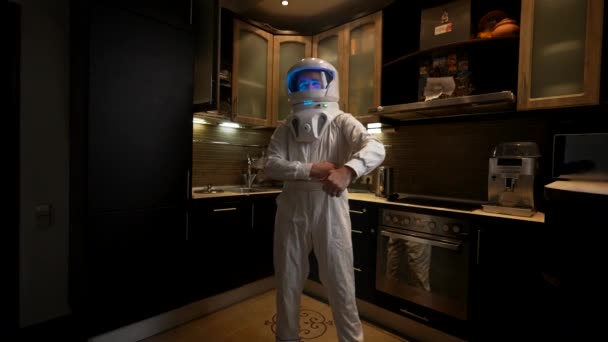 Hombre Disfrazado Astronauta Pone Pulgares Interior Una Acogedora Cocina Concepto — Vídeo de stock