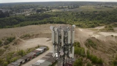 Küçük bir köyle iletişim kurmak için 4G kulesi. İletişim için son model radar teknolojisi kulesinin etrafında kamera uçuşu