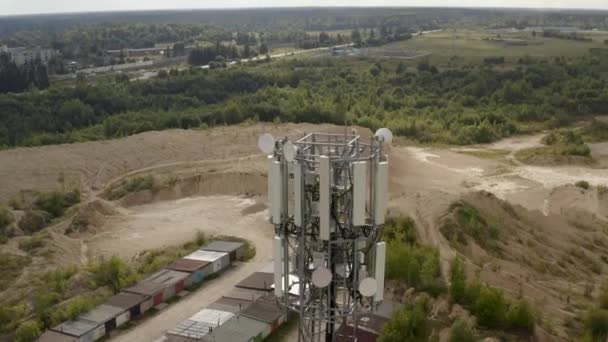 Wieża Zapewnia Komunikację Małą Wioską Kamery Latające Wokół Najnowocześniejszej Wieży — Wideo stockowe