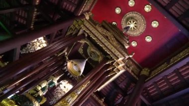 Wat Phra Kaew - Tayland 'ın Chiang Rai şehrinde üçüncü sınıf bir kraliyet tapınağıdır. Tapınak, Zümrüt Buda' nın bulunduğu yer olarak tarihi önem kazanır.