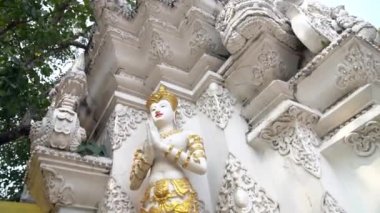 Tapınak duvarında Buda heykeli