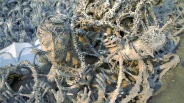 Wat Rong Khun Tayland 'ın Chiang Rai şehrinin yakınlarında bulunan bir Budist tapınağıdır.