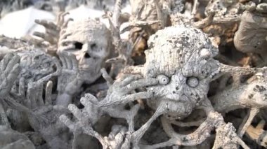 Wat Rong Khun Tayland 'ın Chiang Rai şehrinin yakınlarında bulunan bir Budist tapınağıdır.