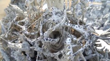 Wat Rong Khun Tayland 'ın Chiang Rai şehrinin yakınlarında bulunan bir Budist tapınağıdır.