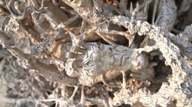 Wat Rong Khun Tayland 'ın Chiang Rai şehrinin yakınlarında bulunan bir Budist tapınağıdır.