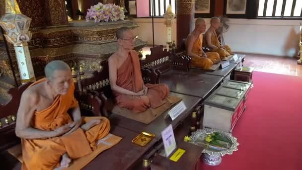 Wat Phra Singh Temple Wax Figures Monks Thailand — стоковое видео