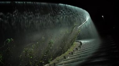 Krasnodar 'daki Galitskogo Parkı' ndan akan bir kase şeklinde gece çeşmesi.