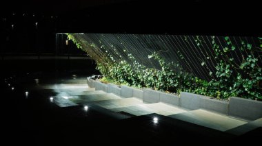 Krasnodar 'daki Galitskogo Parkı' ndan akan bir kase şeklinde gece çeşmesi.