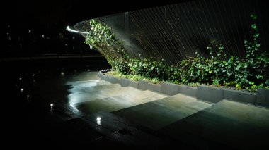 Krasnodar 'daki Galitskogo Parkı' ndan akan bir kase şeklinde gece çeşmesi.