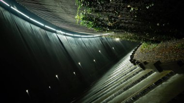 Krasnodar 'daki Galitskogo Parkı' ndan akan bir kase şeklinde gece çeşmesi.