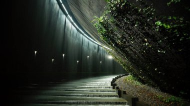 Krasnodar 'daki Galitskogo Parkı' ndan akan bir kase şeklinde gece çeşmesi.