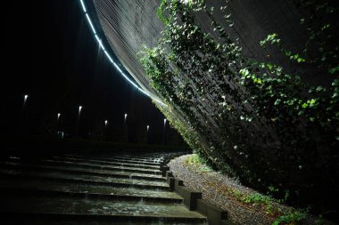 Krasnodar 'daki Galitskogo Parkı' ndan akan bir kase şeklinde gece çeşmesi.