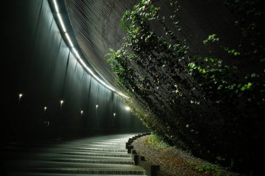 Krasnodar 'daki Galitskogo Parkı' ndan akan bir kase şeklinde gece çeşmesi.