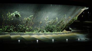 Krasnodar 'daki Galitskogo Parkı' ndan akan bir kase şeklinde gece çeşmesi.