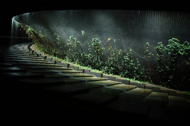 Krasnodar 'daki Galitskogo Parkı' ndan akan bir kase şeklinde gece çeşmesi.