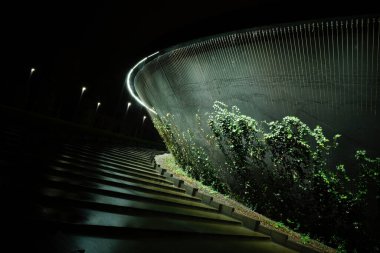 Krasnodar 'daki Galitskogo Parkı' ndan akan bir kase şeklinde gece çeşmesi.