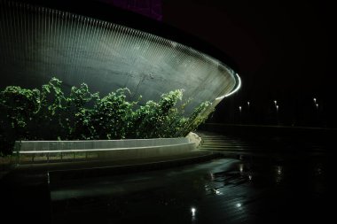 Krasnodar 'daki Galitskogo Parkı' ndan akan bir kase şeklinde gece çeşmesi.