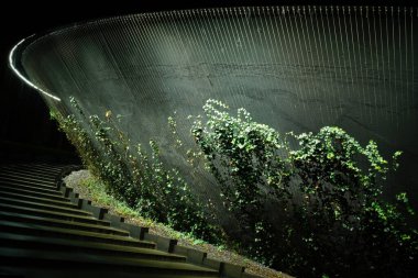 Krasnodar 'daki Galitskogo Parkı' ndan akan bir kase şeklinde gece çeşmesi.