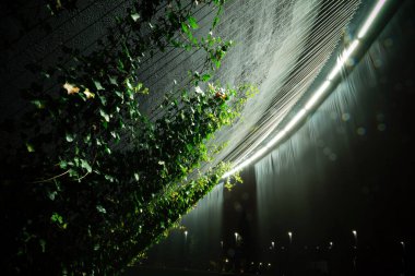 Krasnodar 'daki Galitskogo Parkı' ndan akan bir kase şeklinde gece çeşmesi.