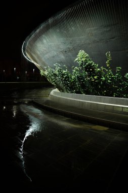 Krasnodar 'daki Galitskogo Parkı' ndan akan bir kase şeklinde gece çeşmesi.