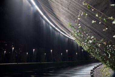 Krasnodar 'daki Galitskogo Parkı' ndan akan bir kase şeklinde gece çeşmesi.