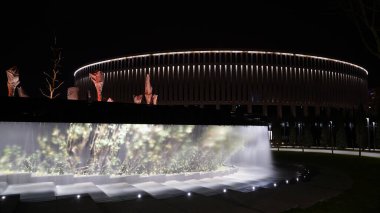 Krasnodar 'daki Galitskogo Parkı' ndan akan bir kase şeklinde gece çeşmesi.