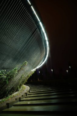 Krasnodar 'daki Galitskogo Parkı' ndan akan bir kase şeklinde gece çeşmesi.