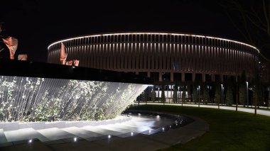 Krasnodar 'daki Galitskogo Parkı' ndan akan bir kase şeklinde gece çeşmesi.