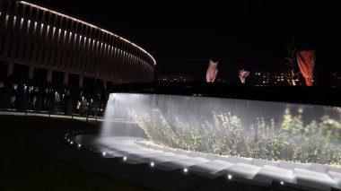 Krasnodar 'daki Galitskogo Parkı' ndan akan bir kase şeklinde gece çeşmesi.