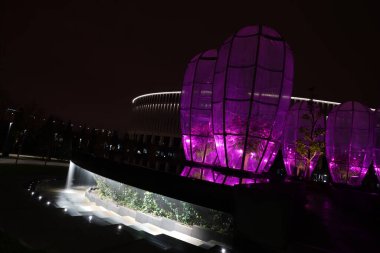 Krasnodar 'daki Galitskogo Parkı' ndan akan bir kase şeklinde gece çeşmesi.