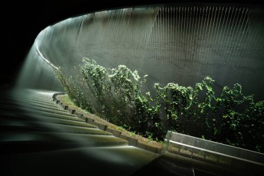 Krasnodar 'daki Galitskogo Parkı' ndan akan bir kase şeklinde gece çeşmesi.