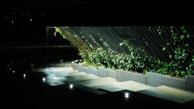 Krasnodar 'daki Galitskogo Parkı' ndan akan bir kase şeklinde gece çeşmesi.