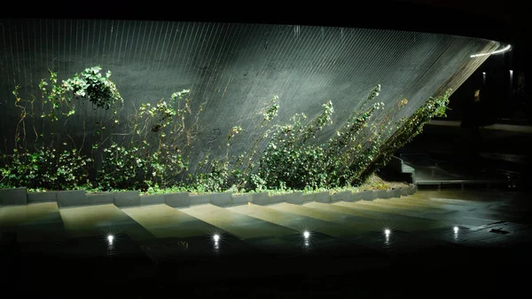 Krasnodar 'daki Galitskogo Parkı' ndan akan bir kase şeklinde gece çeşmesi.