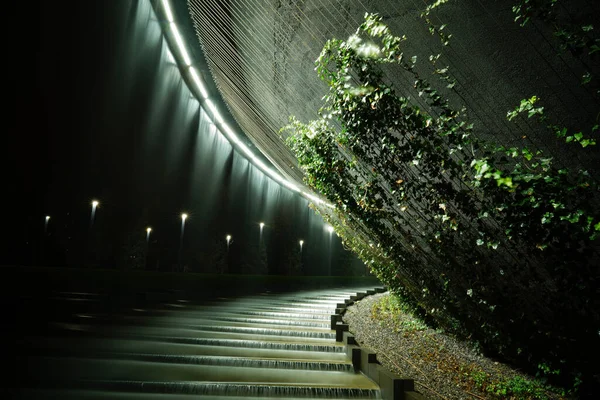 Krasnodar 'daki Galitskogo Parkı' ndan akan bir kase şeklinde gece çeşmesi.