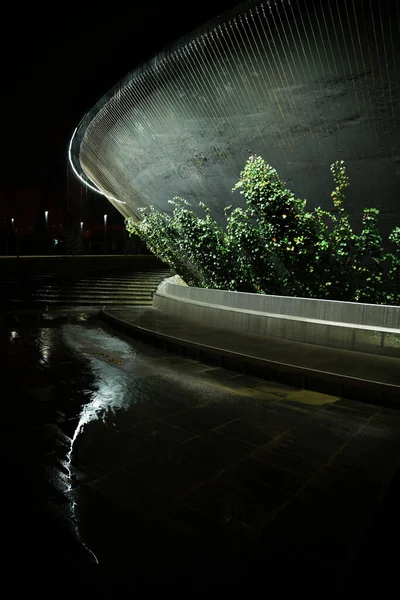 Krasnodar 'daki Galitskogo Parkı' ndan akan bir kase şeklinde gece çeşmesi.