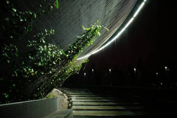 Krasnodar 'daki Galitskogo Parkı' ndan akan bir kase şeklinde gece çeşmesi.