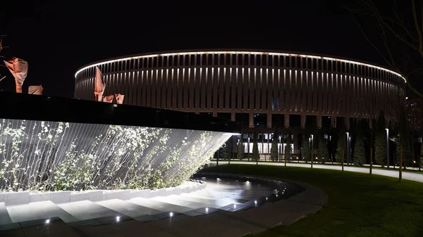 Krasnodar 'daki Galitskogo Parkı' ndan akan bir kase şeklinde gece çeşmesi.