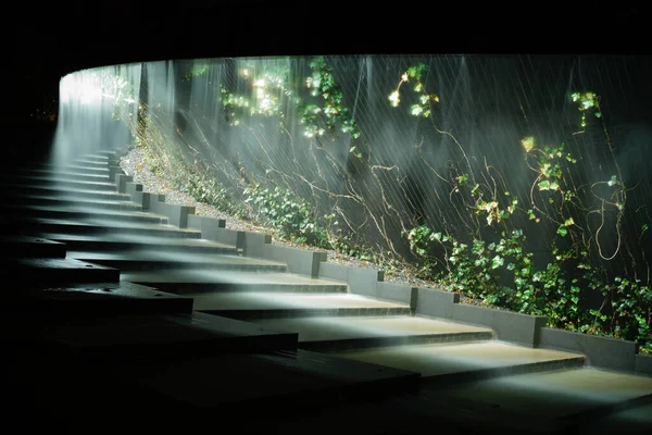 Krasnodar 'daki Galitskogo Parkı' ndan akan bir kase şeklinde gece çeşmesi.