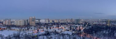 Krasnodar kışının gece manzarası kuş bakışı.