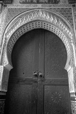 Fas 'ın geleneksel el yapımı siyah beyaz kapısı.