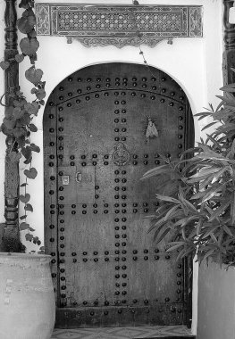 Fas 'ın geleneksel el yapımı siyah beyaz kapısı.