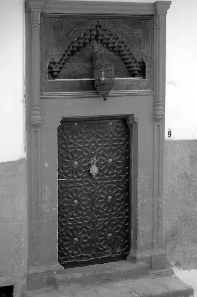 黒と白のモロッコの伝統的で手作りのドア — ストック写真