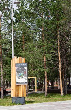 Stele, Noyabrsk şehrinin merkez parkında bir planı olan ahşaptan yapılmıştır.