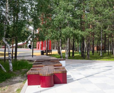 Noyabrsk şehrinin merkez parkında orjinal bir maun bank.