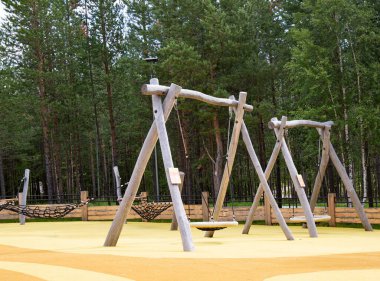 Orijinal ahşap salıncak Noyabrsk şehrinin merkez parkında