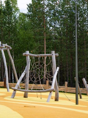 Noyabrsk şehrinin merkez parkındaki orijinal ahşap yapılar.